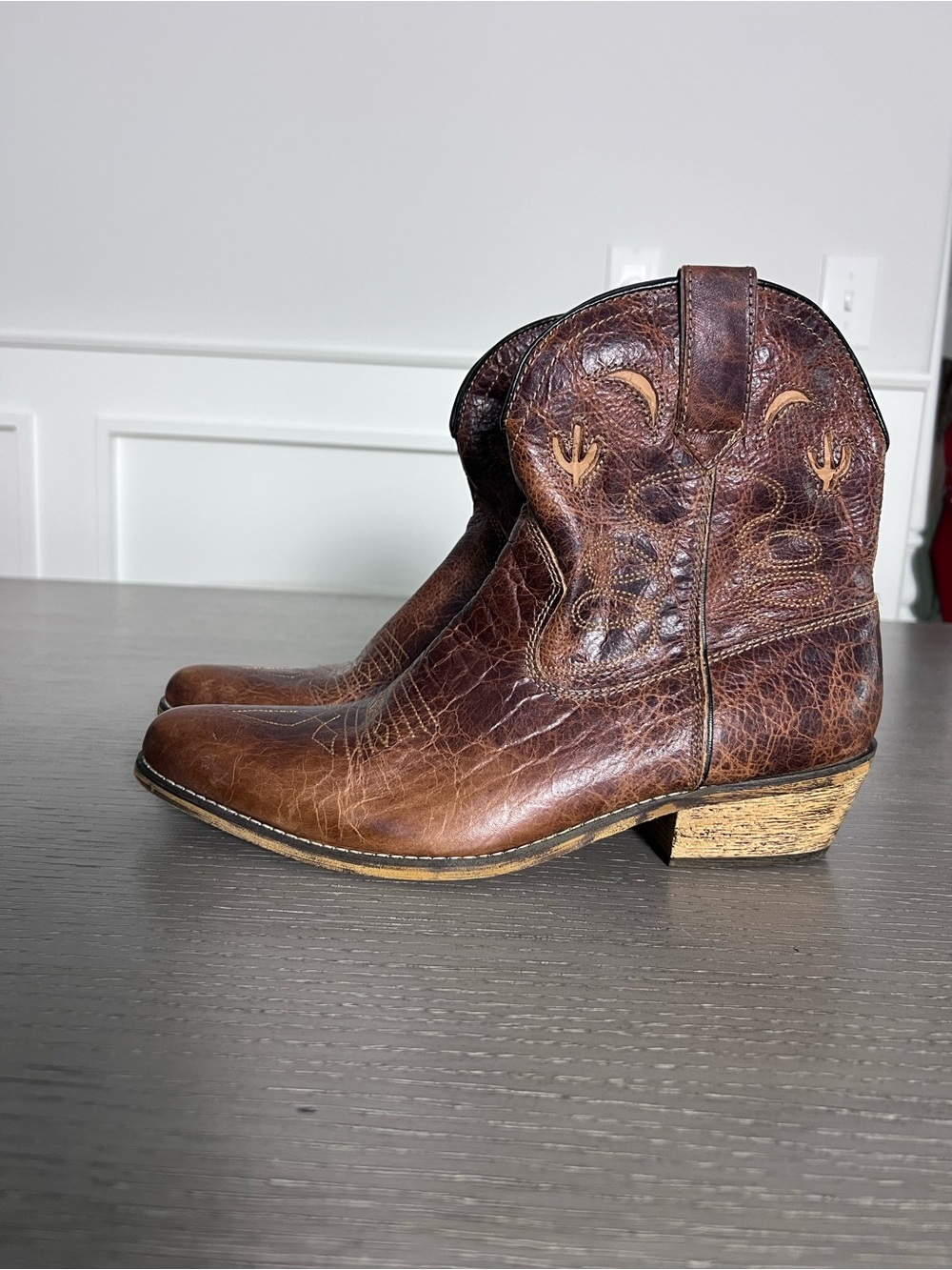 Womens brown Dingo distressed leather boots size 9